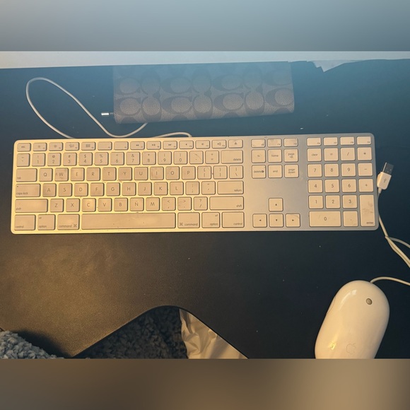 Apple iMAC 21.5 inch -MAC OS 10.13.6 High Sierra (NO ISSUES) w/DVD RW Firewall - Picture 6 of 7